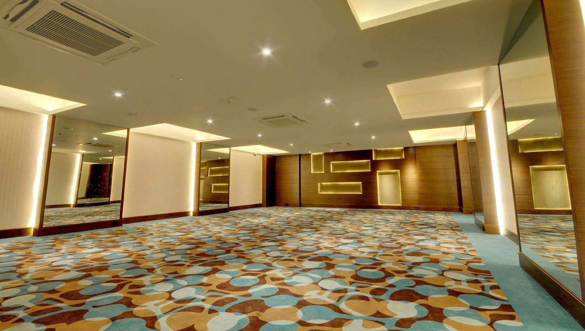 Hotel Platinum Rajkot Luaran gambar