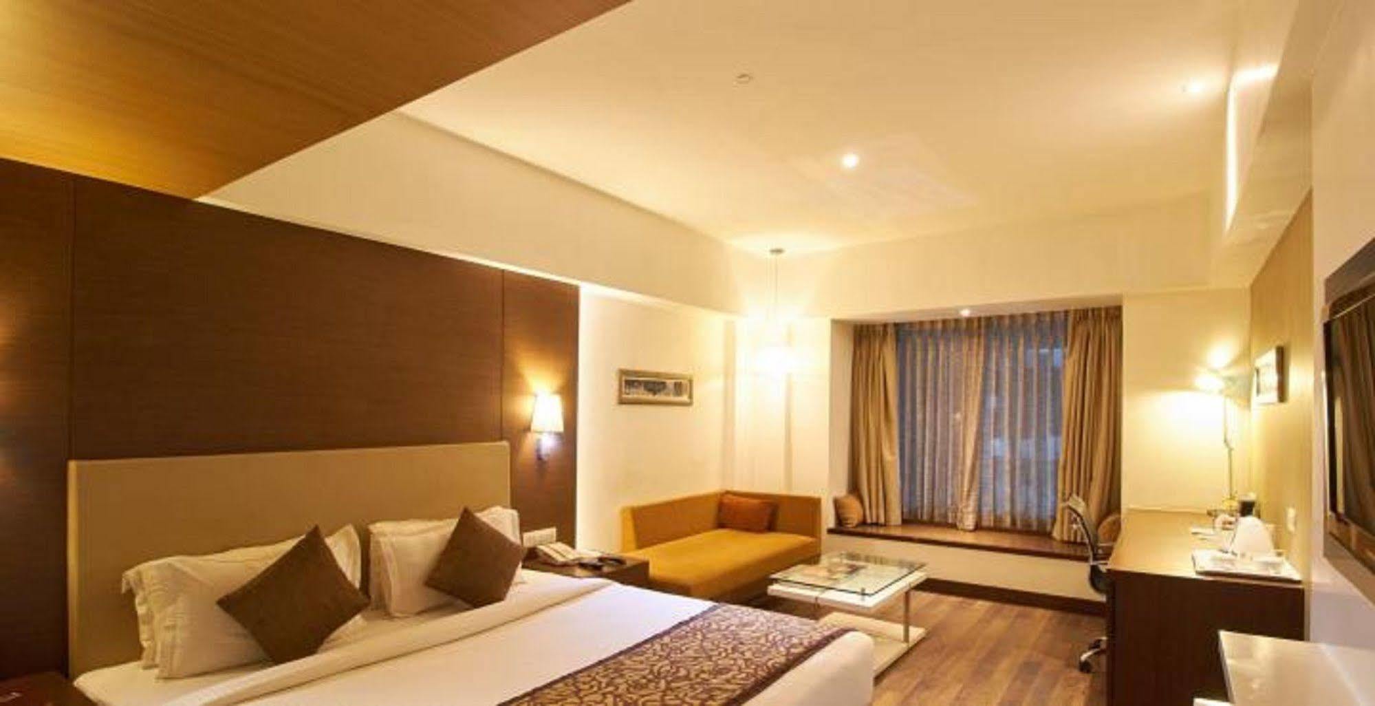 Hotel Platinum Rajkot Luaran gambar