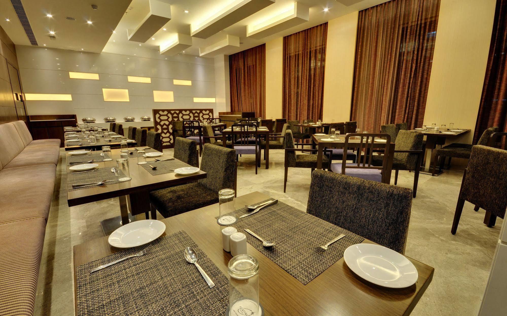 Hotel Platinum Rajkot Luaran gambar