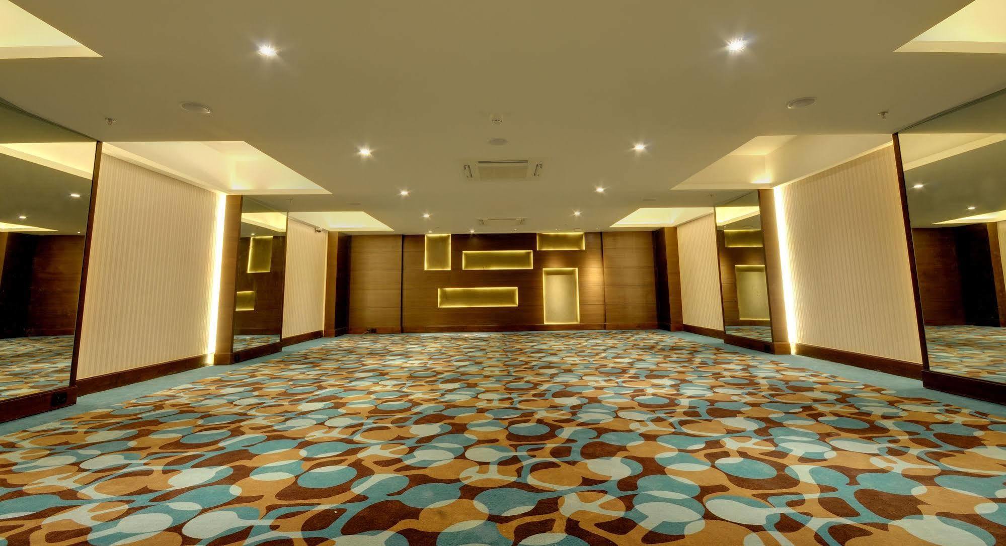Hotel Platinum Rajkot Luaran gambar